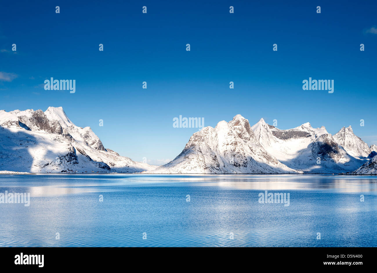 Ein Blick über Reinefjord in Richtung Vindstad und Kjerkfjorden Stockfoto