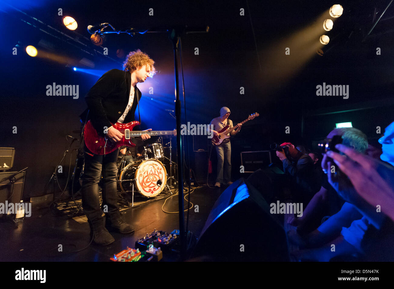 London, UK. 4. April 2013. Führende UK Blues/Rock-Gitarrist Simon McBride auf der Bühne bei The Garage, Highbury, London 4. April 2013. Simon und seine Band sind Teil des Weges durch eine Tour für Großbritannien und Europa zu seinem aktuelle Album die Trennungslinie zu fördern. Simon spielt Paul Reed Smith Gitarren und Verstärker und ist einer der führenden Blues und Rock-Gitarristen in Großbritannien zu präsentieren. Bildnachweis: Julian Eales /Alamy Live-Nachrichten Stockfoto