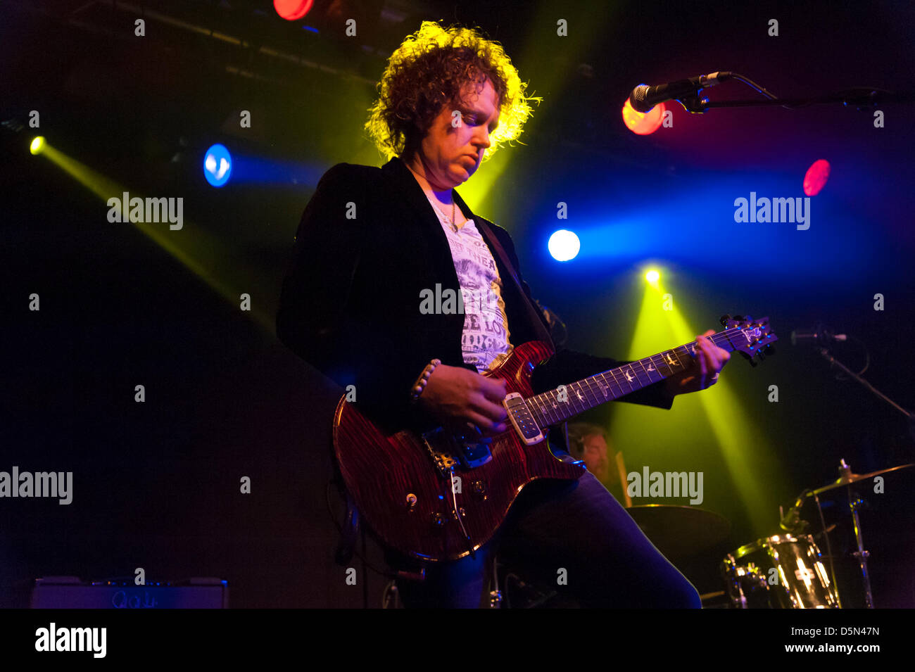 London, UK. 4. April 2013. Führende UK Blues/Rock-Gitarrist Simon McBride auf der Bühne bei The Garage, Highbury, London 4. April 2013. Simon und seine Band sind Teil des Weges durch eine Tour für Großbritannien und Europa zu seinem aktuelle Album die Trennungslinie zu fördern. Simon spielt Paul Reed Smith Gitarren und Verstärker und ist einer der führenden Blues und Rock-Gitarristen in Großbritannien zu präsentieren. Bildnachweis: Julian Eales /Alamy Live-Nachrichten Stockfoto