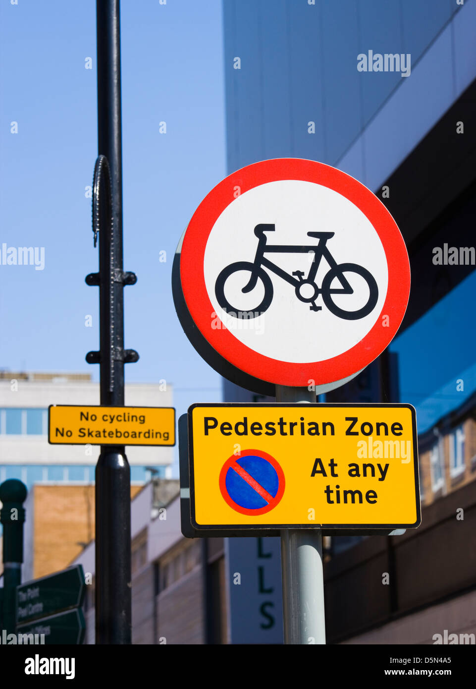 Radfahren verboten/Fußgängerzone Zeichen, UK. Stockfoto