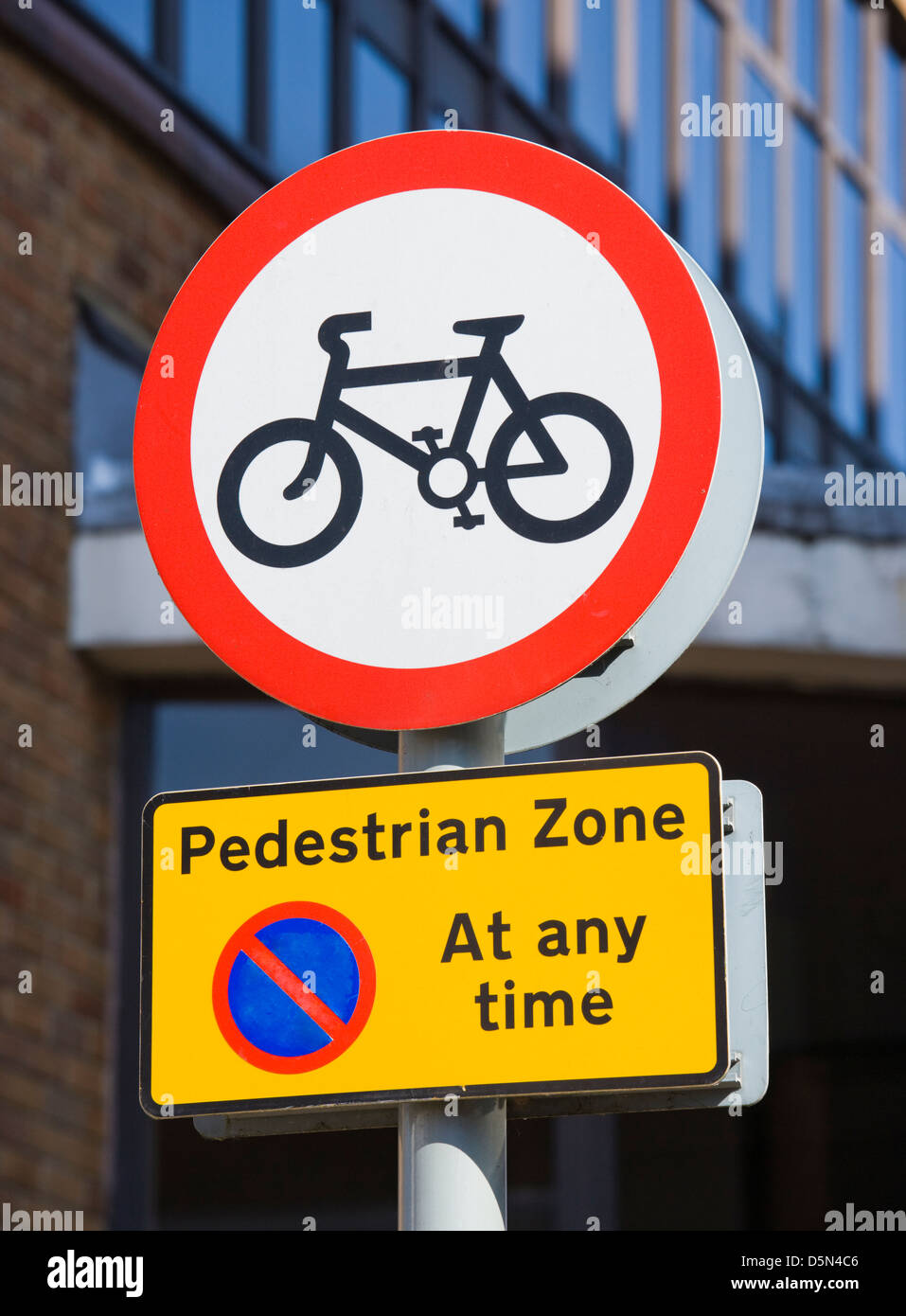 Radfahren verboten/Fußgängerzone Zeichen, UK. Stockfoto