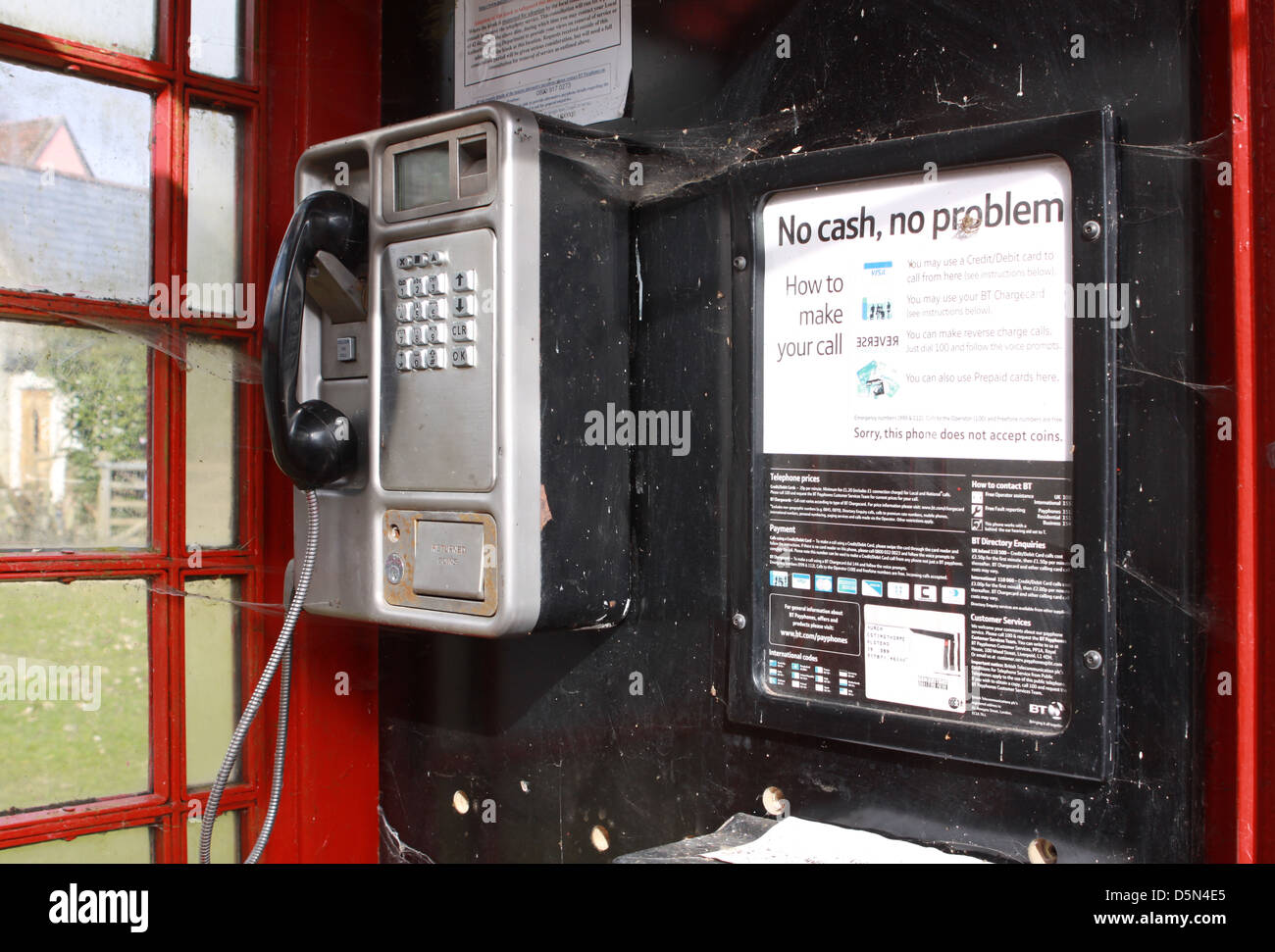 traditionelle alte unbenutzte rote Telefonzelle zeigt Einsatz und Alter zur Veranschaulichung der wechselnden Kommunikationskultur mit dem Einsatz von mob Stockfoto