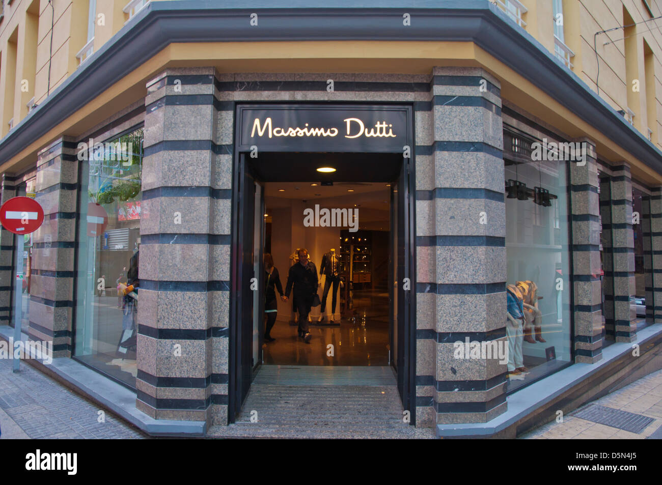 Massimo Dutti Mode Kleidung Shop entlang der Straße Calle Castillo Zentrum  von Santa Cruz-Stadt Teneriffa Insel Kanaren Spanien Stockfotografie - Alamy