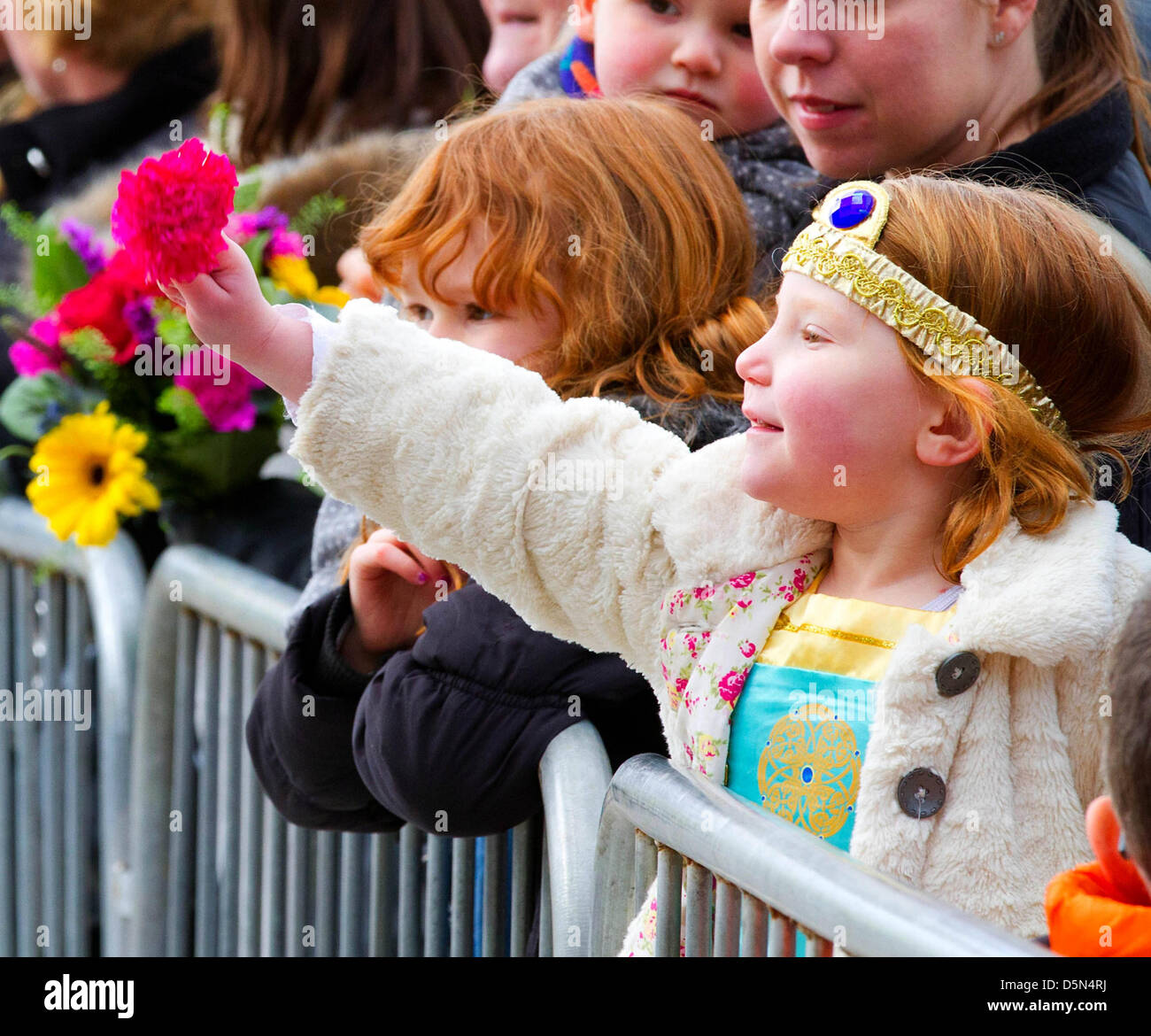 Glasgow, Schottland, 4. April 2013. Vier-jährige Shona (R) Wellen mit einer rosa Blume während eines Besuchs der Herzog und Herzogin von Cambridge in Glasgow. Prinz William und seine Frau Kate, die Duchesse of Cambridge, sind bei einem zweitägigen Besuch in Schottland. Foto: Albert Nieboer / DPA/Alamy Live News Stockfoto