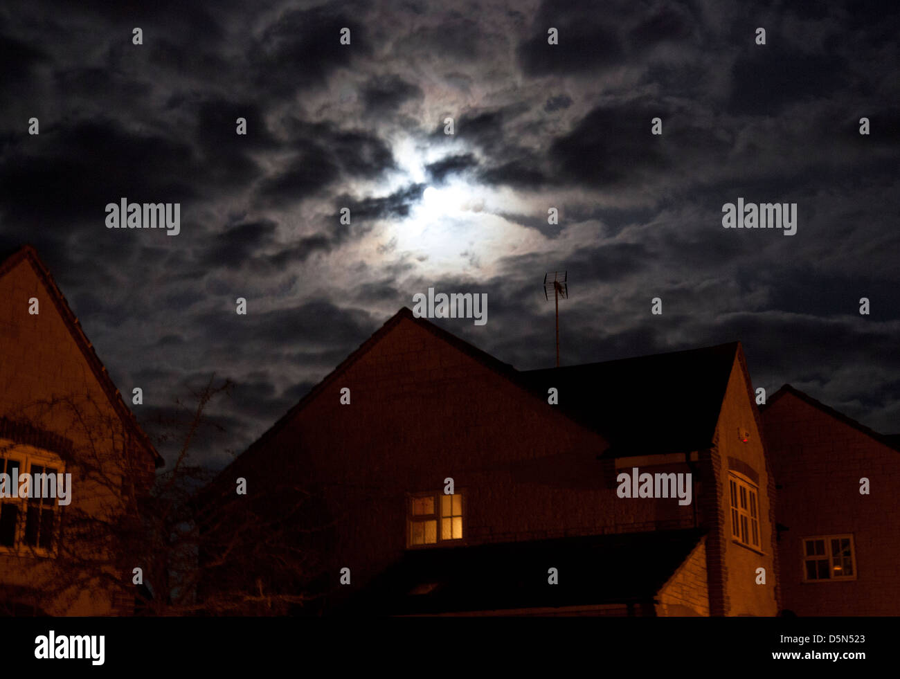 Gruselige Mond über englische Haus Stockfoto