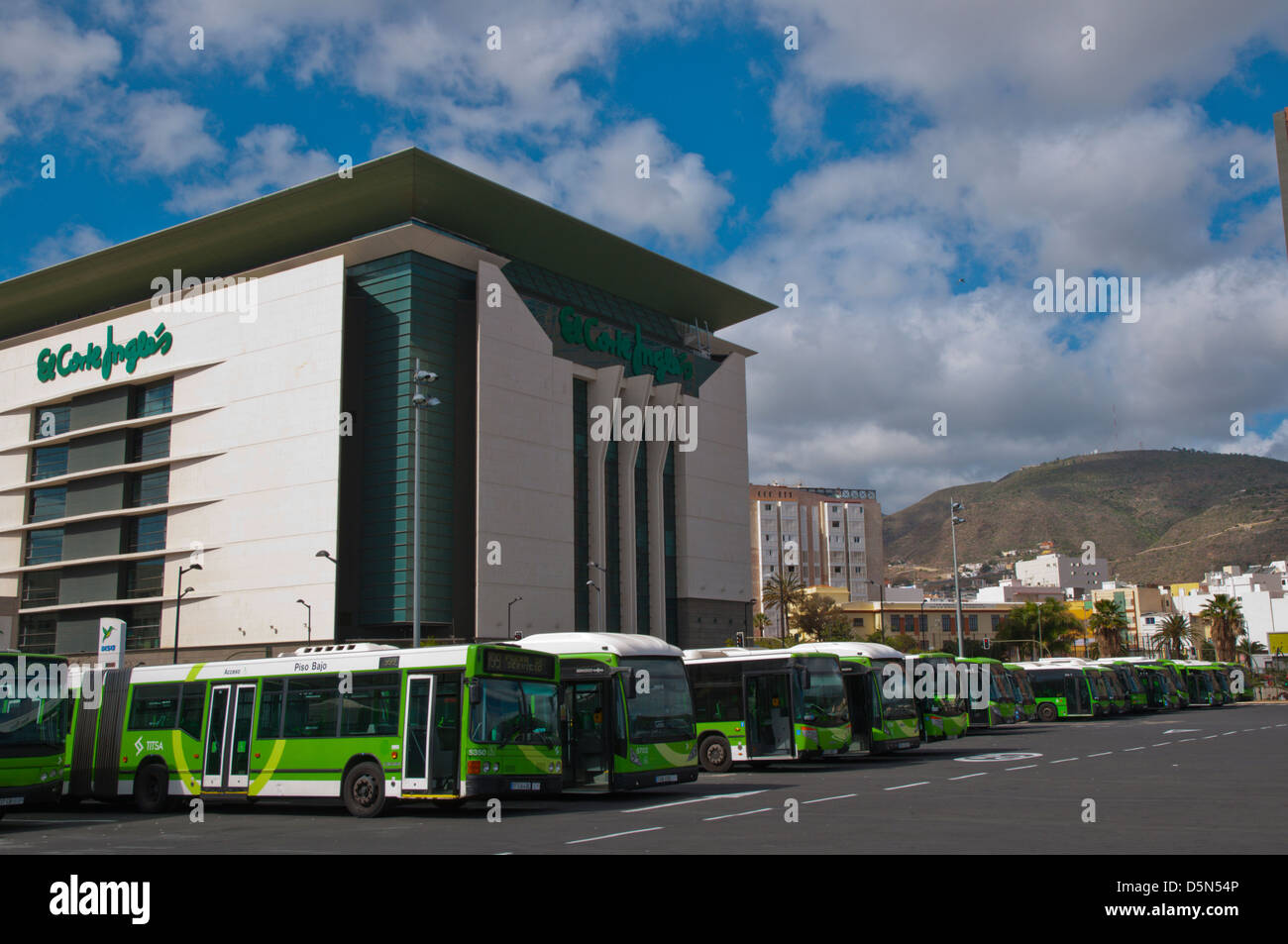 Busse vor Kaufhaus El Corte Ingles Estacion de Guaguas Bus Station Santa Cruz Stadt Teneriffa Insel Spanien Stockfoto