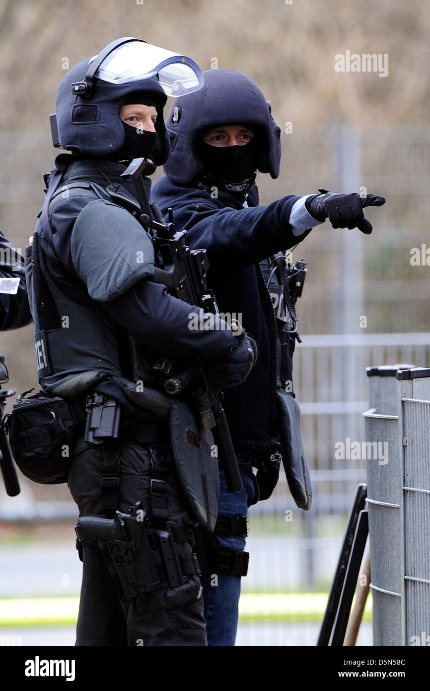 Deutsche Polizei-Spezialeinheiten (SEK) bereiten Sie für eine