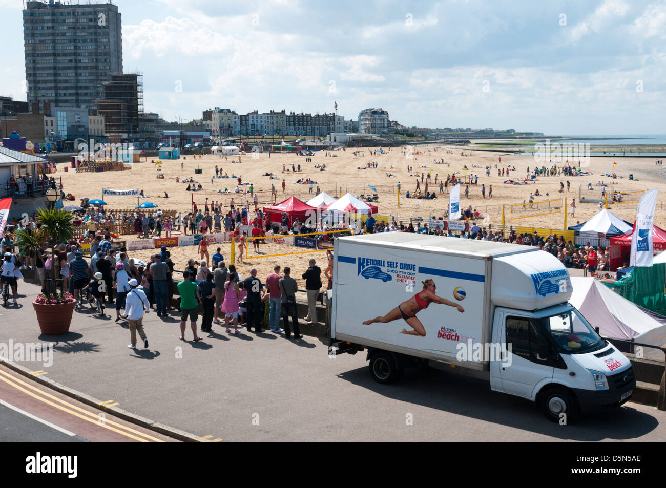 Ein Volleyball England Beach Tour van geparkt am Strand von Margate für Margate Beach-Volleyball Masters Championships. Stockfoto