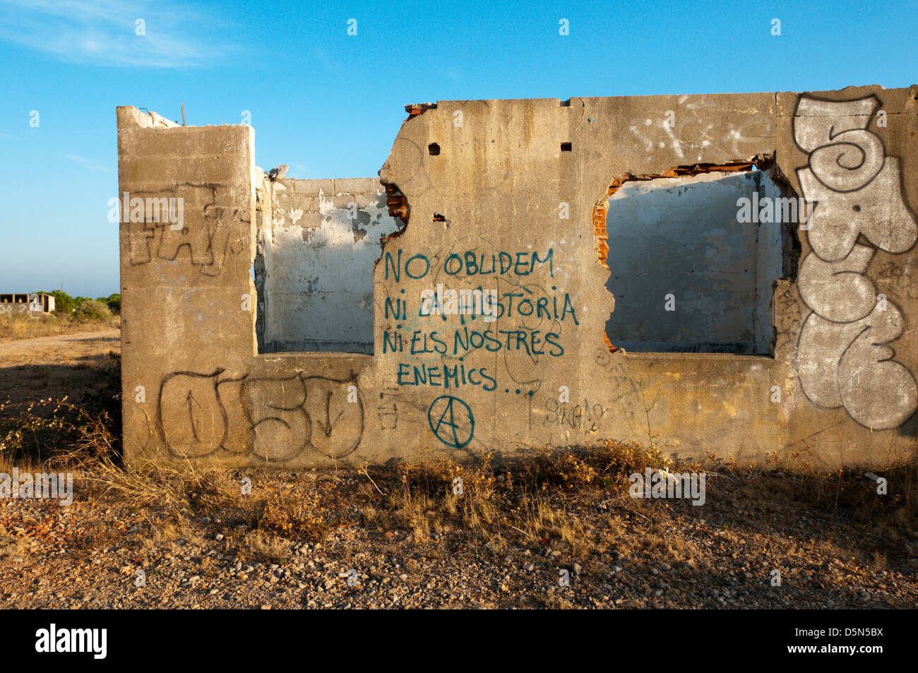 Graffiti an verfallenen Hütte am Camp de Rivesaltes zwischen Rivesaltes und Perpignan in Südfrankreich. SIEHE BESCHREIBUNG FÜR DETAILS. Stockfoto