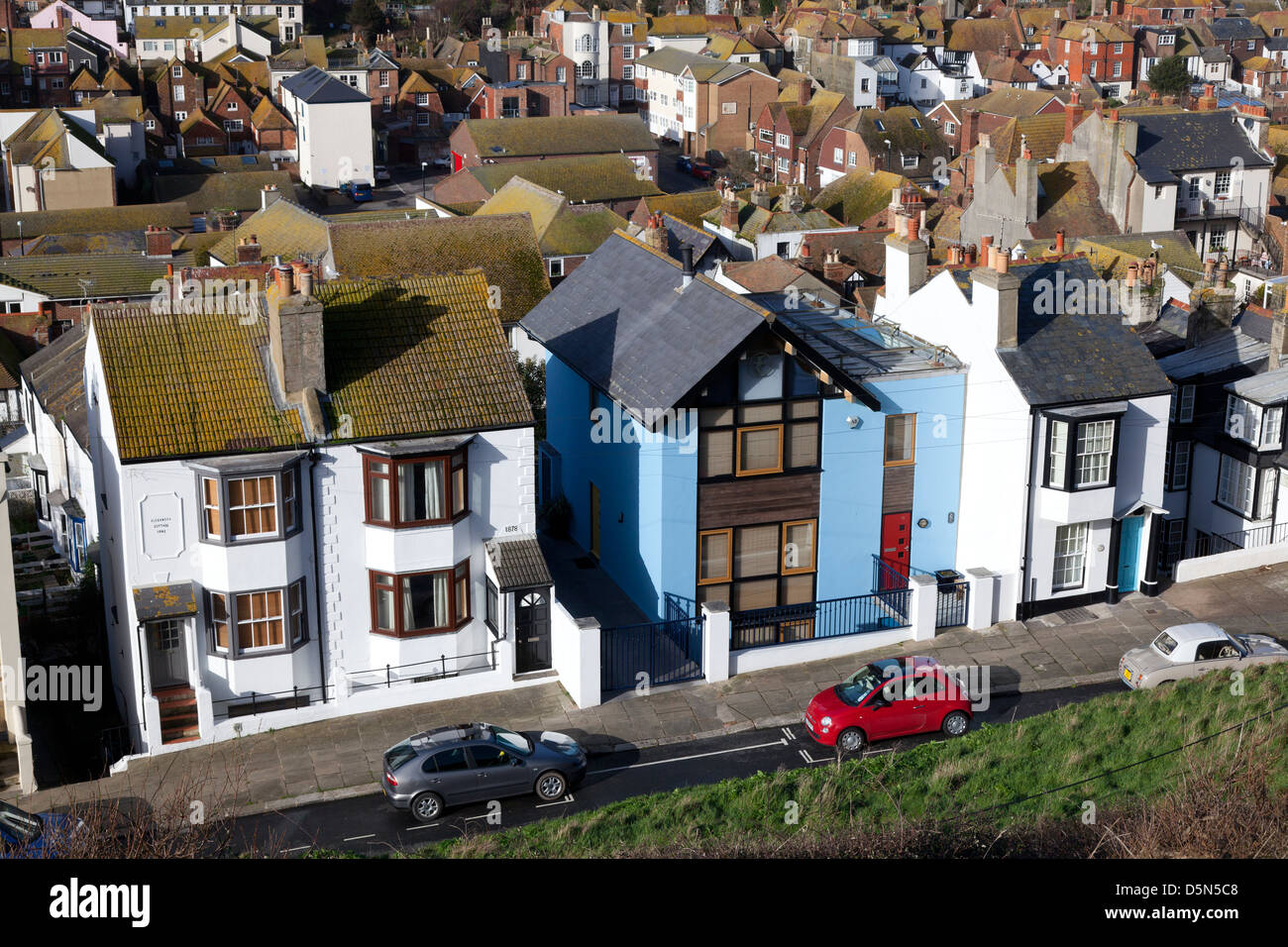 Modernes Haus unter älteren Häusern in der Altstadt von Hastings, East Sussex Stockfoto