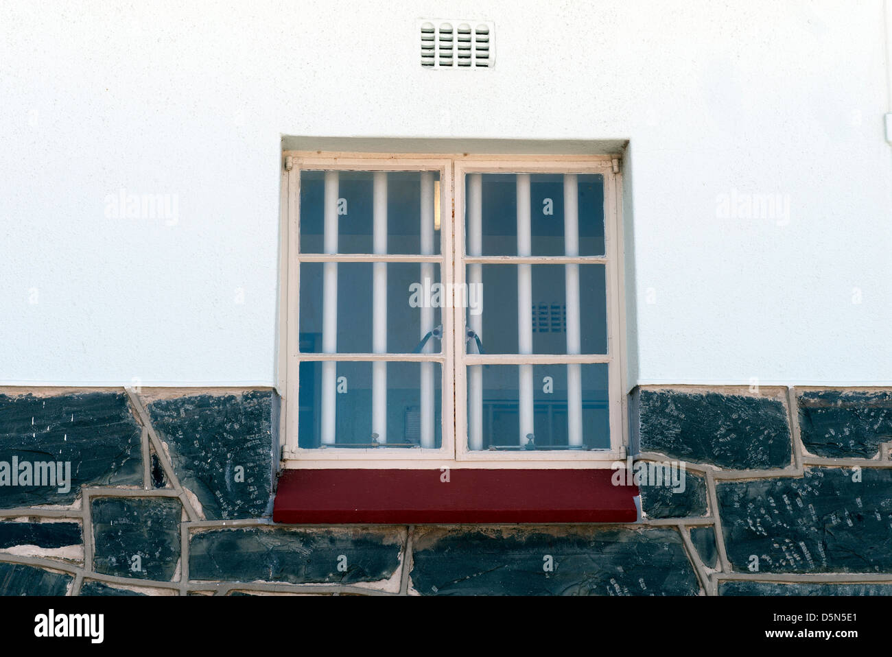 Die Zelle-Fenster des ehemaligen Zelle Nelson Mandela auf Robben Island, Cape Town, Südafrika Stockfoto