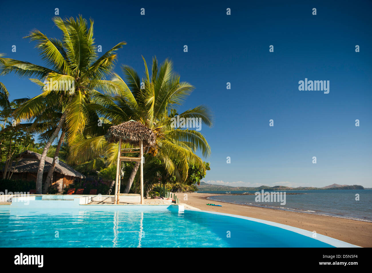 Madagaskar, Nosy Be, Anjiamarango Strand Resort Pool mit Blick auf Befotaka Bay Stockfoto