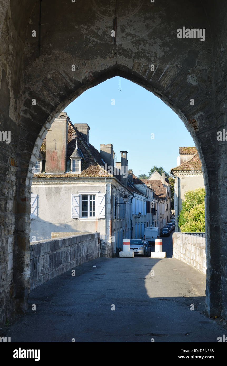 Französische Stadt durch den alten steinernen Torbogen Stockfoto