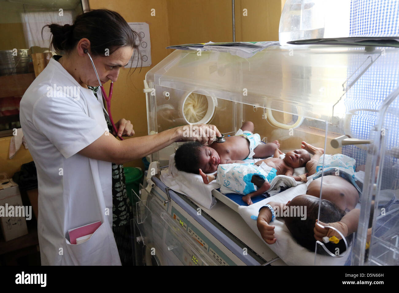 Deutsche Ärztin untersuchen afrikanischen Neugeborene im Inkubator. Krankenhaus in Techiman, Ghana Stockfoto
