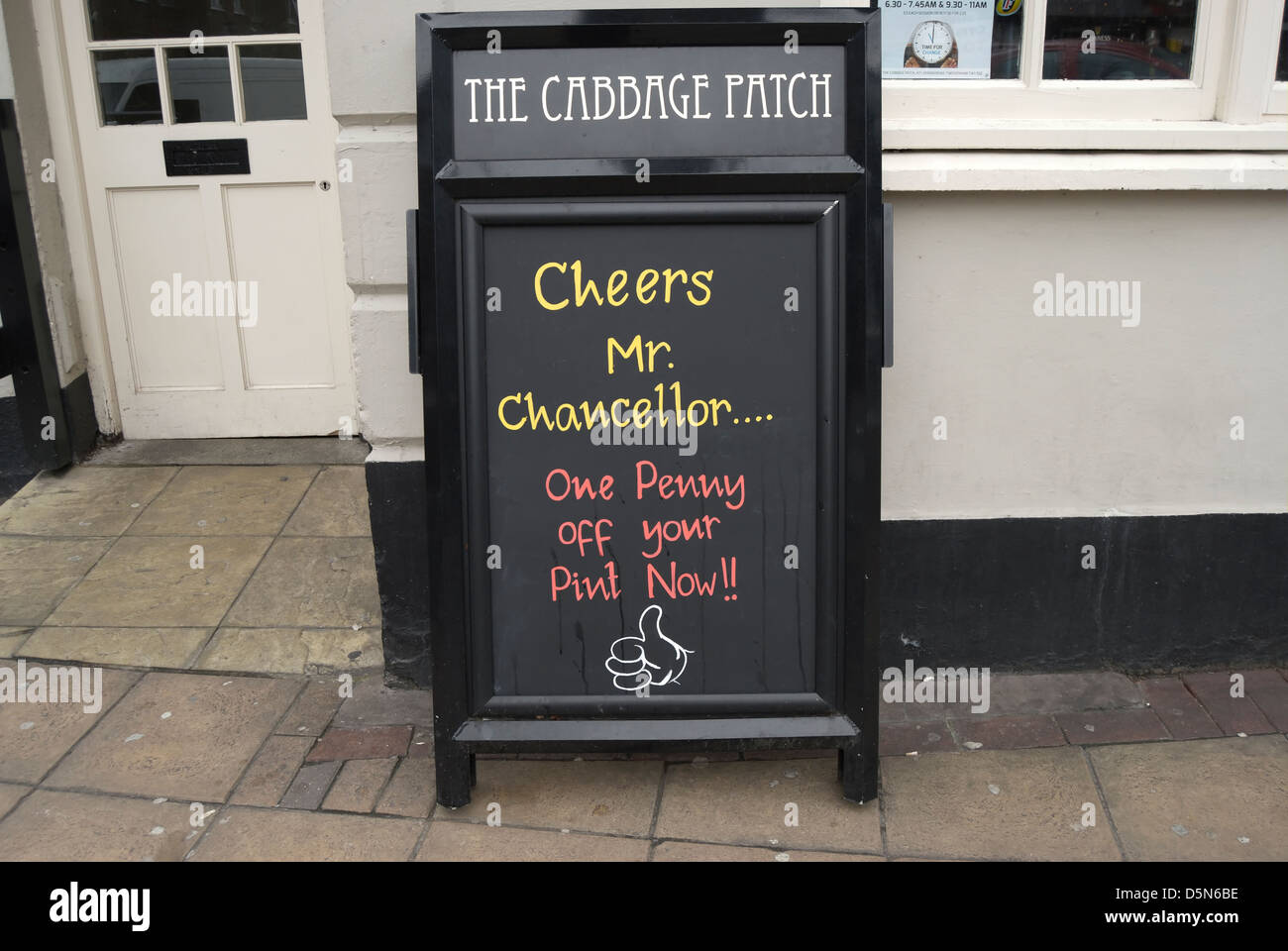 britische Pub-Pinnwand nach Ankündigung des Kanzlers eingefroren in der Pflicht auf Bier, Twickenham, Middlesex, england Stockfoto