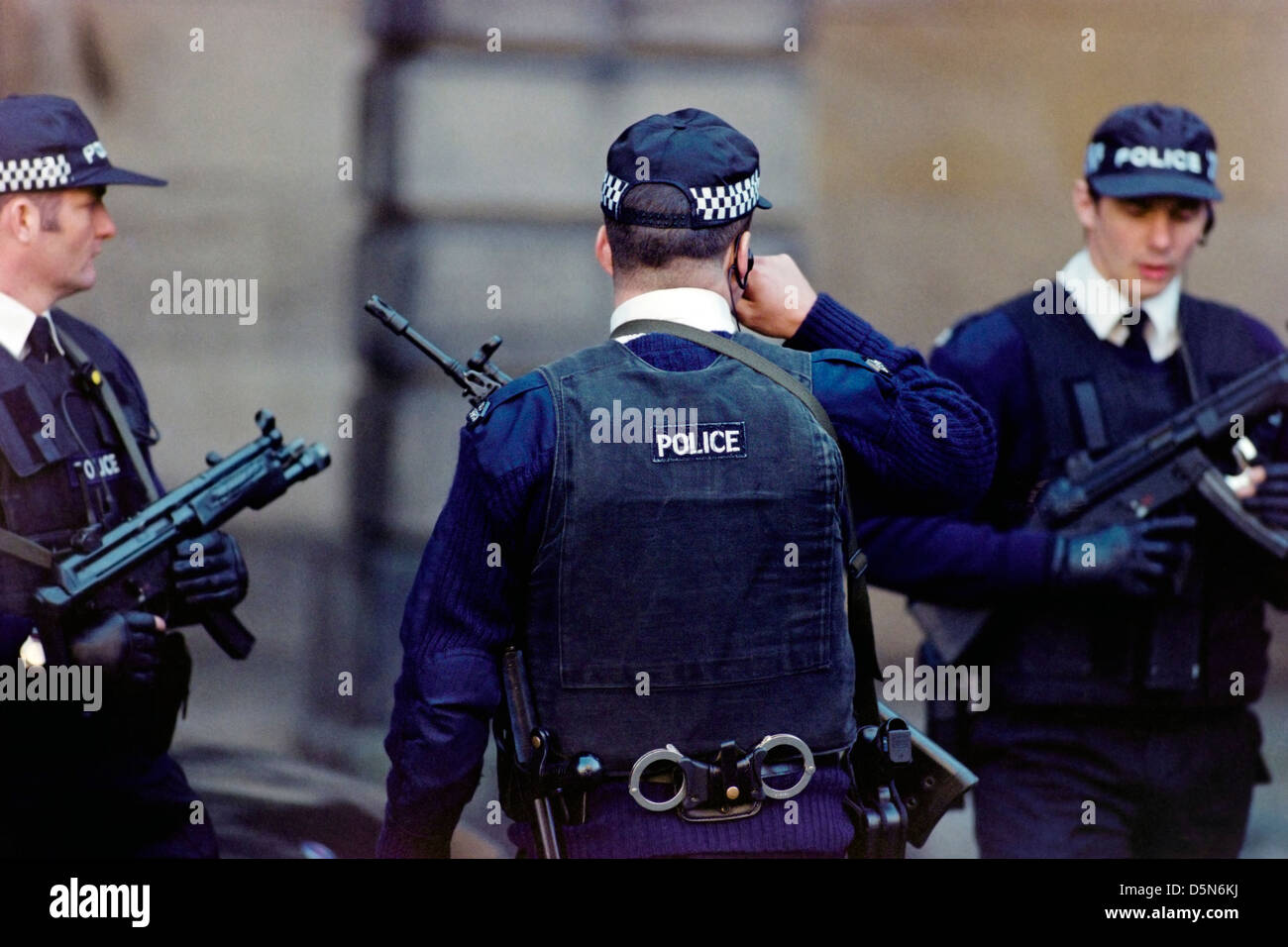 Bewaffnete Polizei Einsatz außerhalb der High Court in Edinburgh, Schottland. Stockfoto