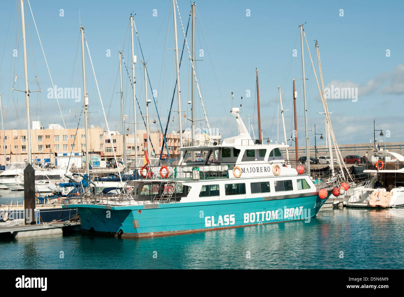 Glasboden touristische Reise Boot vor Anker im Hafen, Fuerteventura Stockfoto