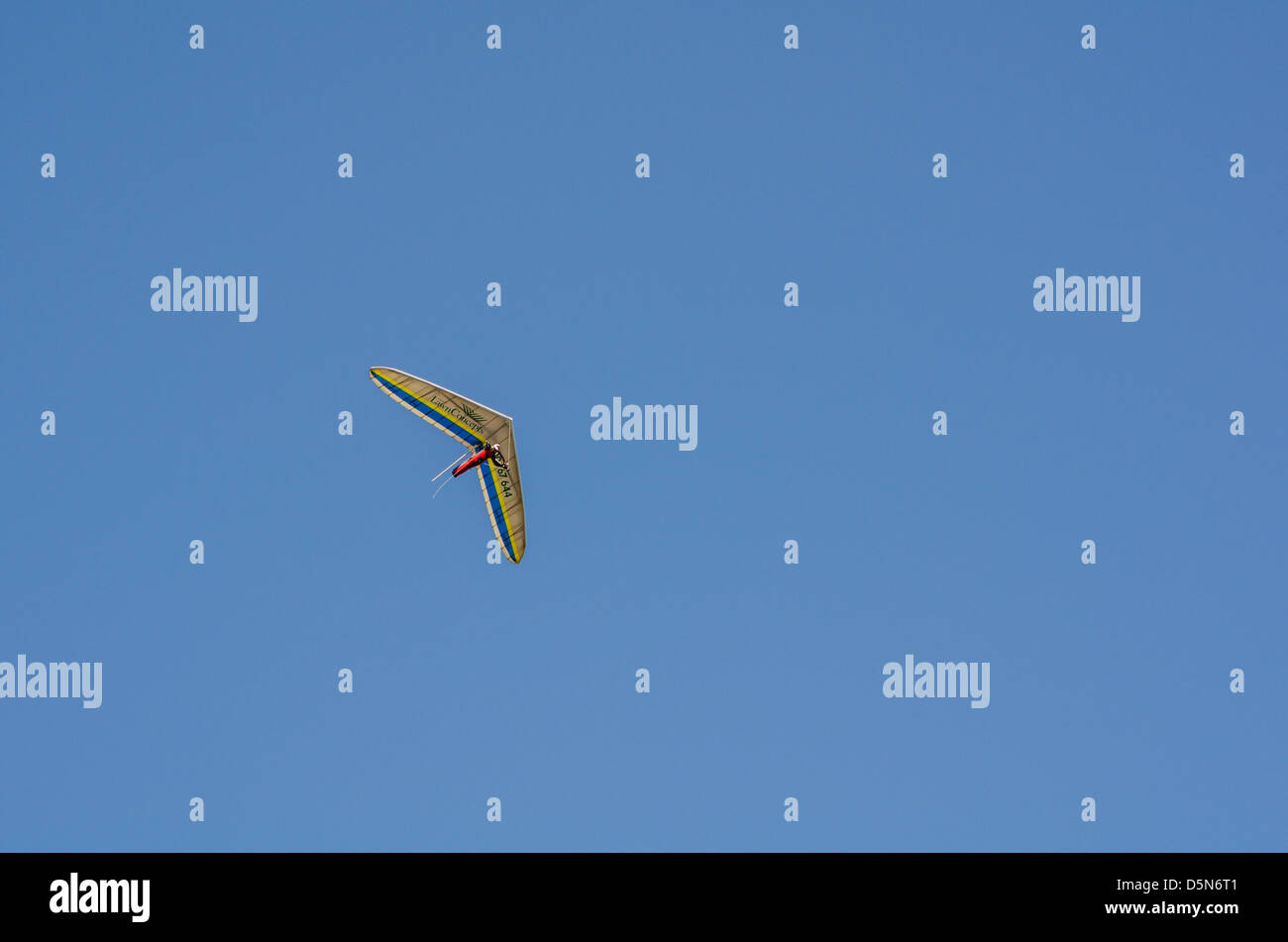 Drachenfliegen-Enthusiasten nehmen die den Himmel schaffen eine anmutige Spektakel im Stanwell Tops, Australien. Stockfoto