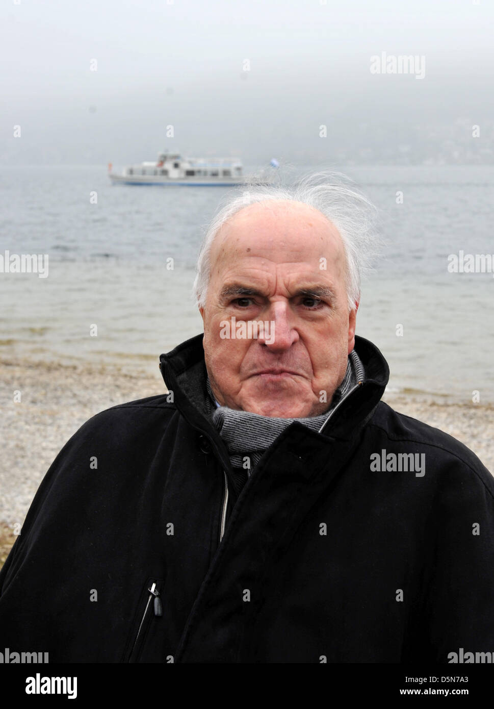 Ehemalige Bundeskanzler Helmut Kohl (CDU) sitzt am Ufer des Lake Tegernsee in Bad Wiessee, Deutschland, 5. April 2013. Kohl ist einen Urlaub für Rekonvaleszenz in Klinik Medical Park verbringen. Foto: FRANK LEONHARDT Stockfoto
