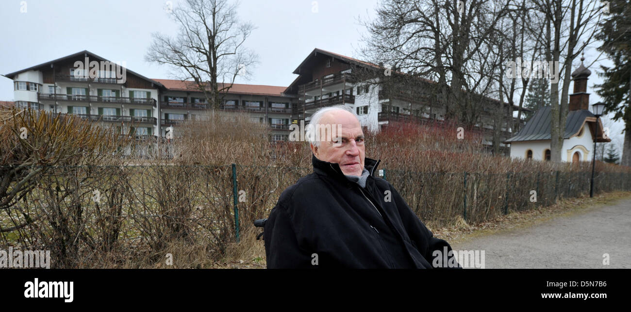 Ehemalige Bundeskanzler Helmut Kohl (CDU) sitzt am Ufer des Lake Tegernsee in Bad Wiessee, Deutschland, 5. April 2013. Kohl ist einen Urlaub für Rekonvaleszenz in Klinik Medical Park verbringen. Foto: FRANK LEONHARDT Stockfoto