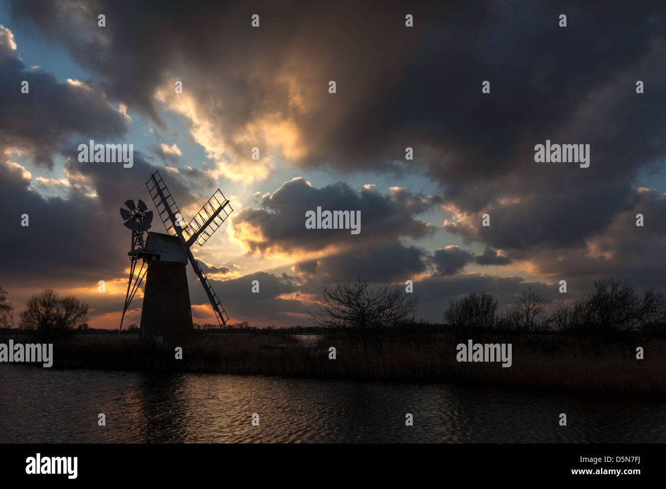 Sonnenuntergang am Irstead Turf Moor Entwässerung Mühle am Fluss Ameise, die Broads National Park, Norfolk, England, Vereinigtes Königreich Stockfoto