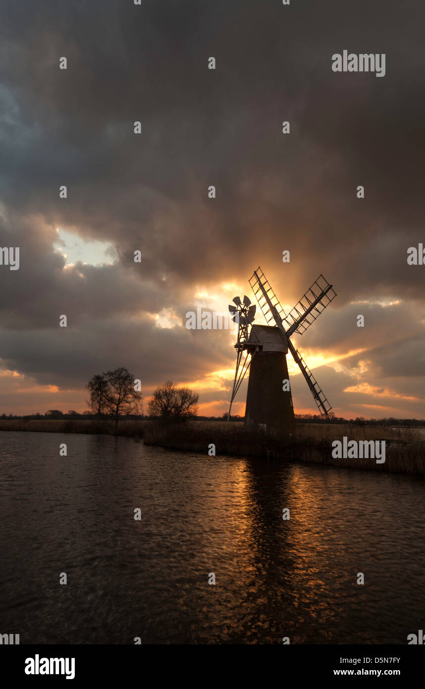 Sonnenuntergang am Irstead Turf Moor Entwässerung Mühle am Fluss Ameise, die Broads National Park, Norfolk, England, Vereinigtes Königreich Stockfoto