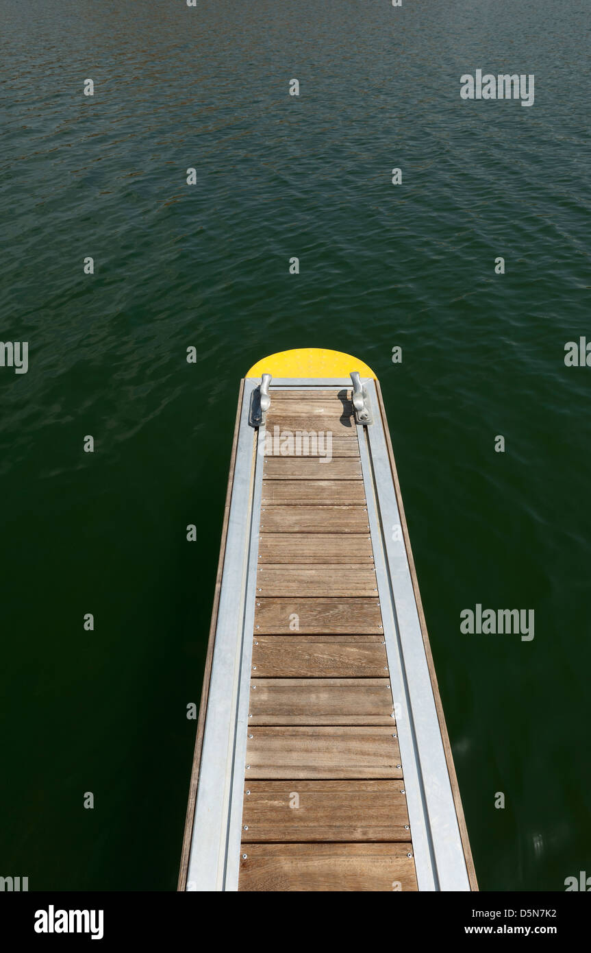 Detail von einem hölzernen Schwimmdock mit Liegeplatz bitts Stockfoto