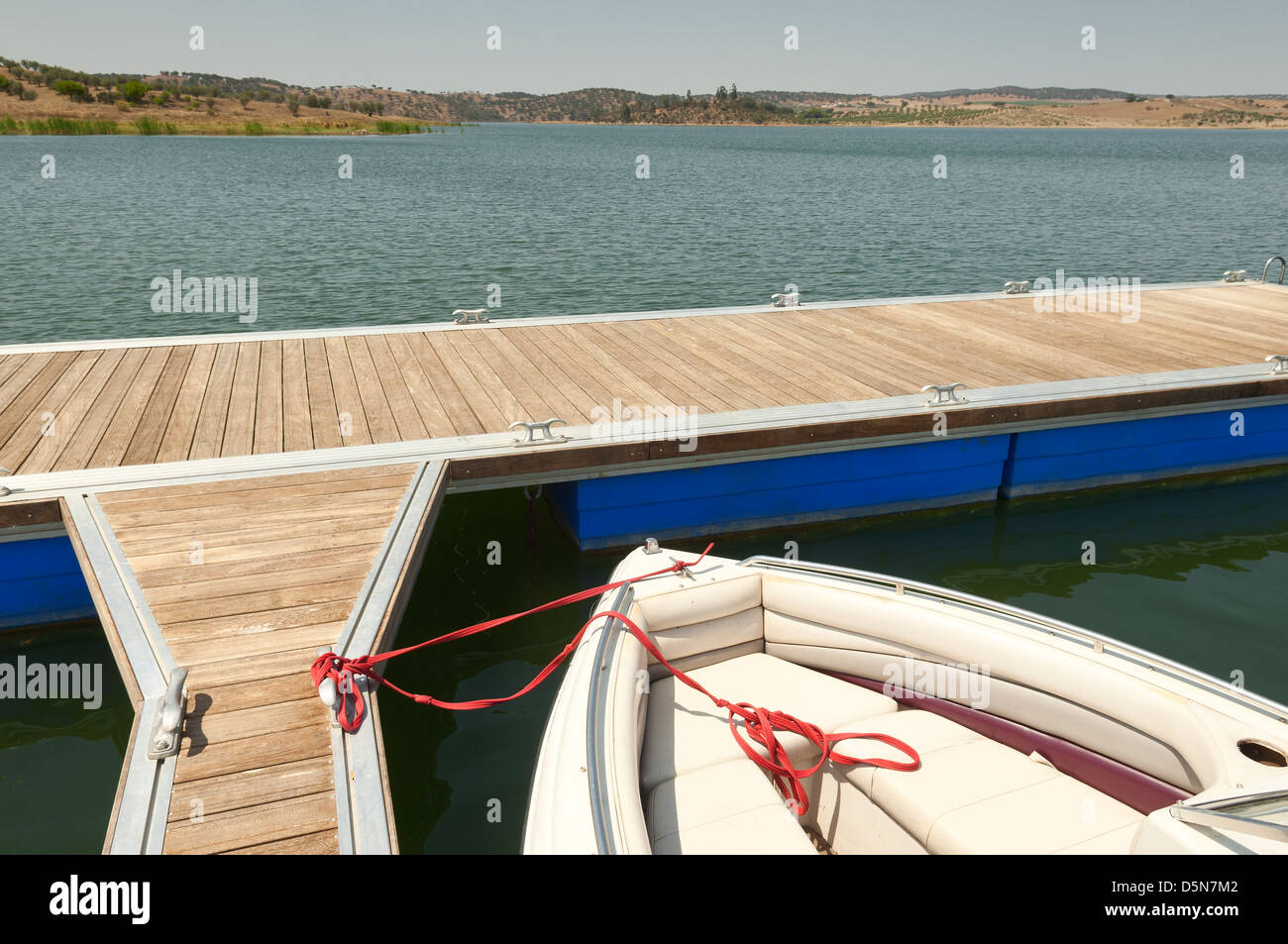 Schwimmdock in den Stausee von Alqueva, Amieira, Alentejo, Portugal Stockfoto