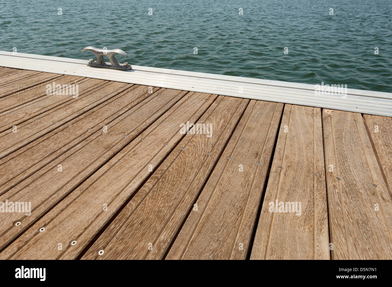 Detail von einem hölzernen Schwimmdock mit Liegeplatz bitts Stockfoto