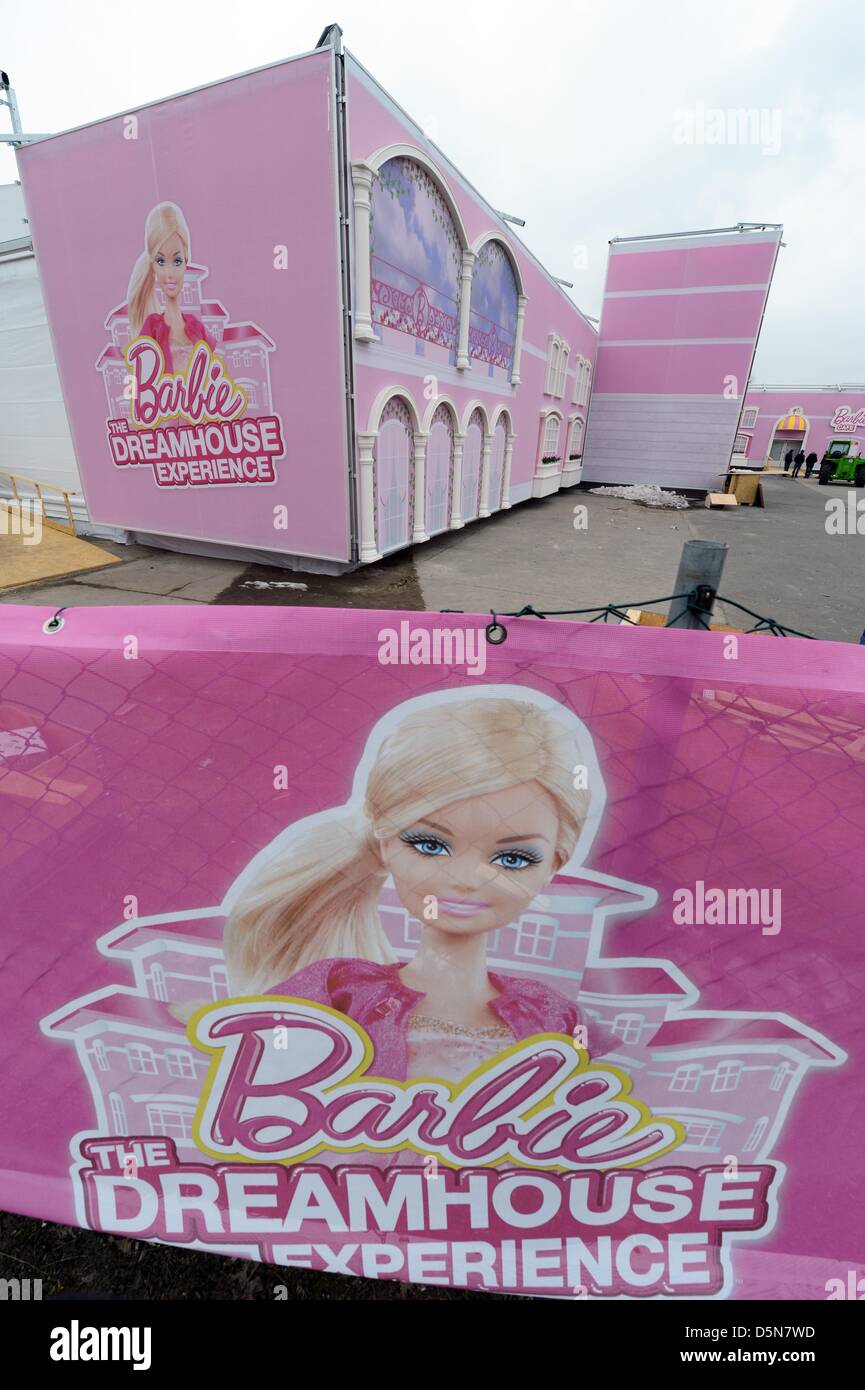 Die Barbie Dreamhouse befindet sich im Aufbau auf der Parling viel Einkaufszentrum Alexa nahe Alexanderplatz in Berlin, Deutschland, 5. April 2013. Besucher werden Barbies Malibu Haus auf 2.500 qm vom 16. Mai 2013 erleben können. Foto: JENS KALAENE Stockfoto