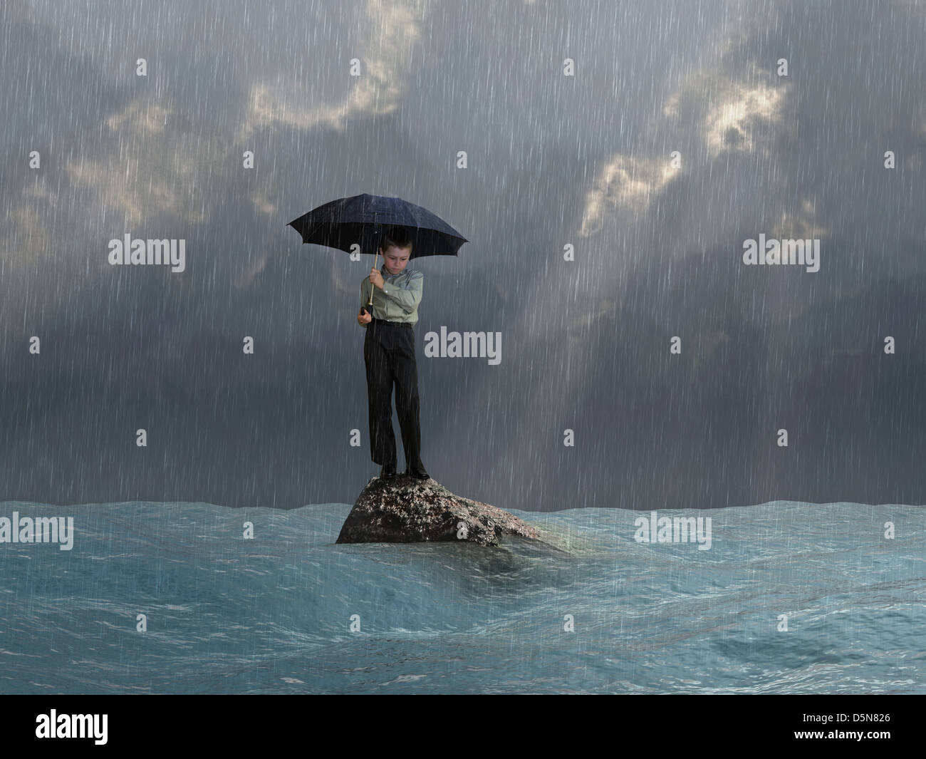 Mann mit einem Regenschirm in der Flut Stockfoto