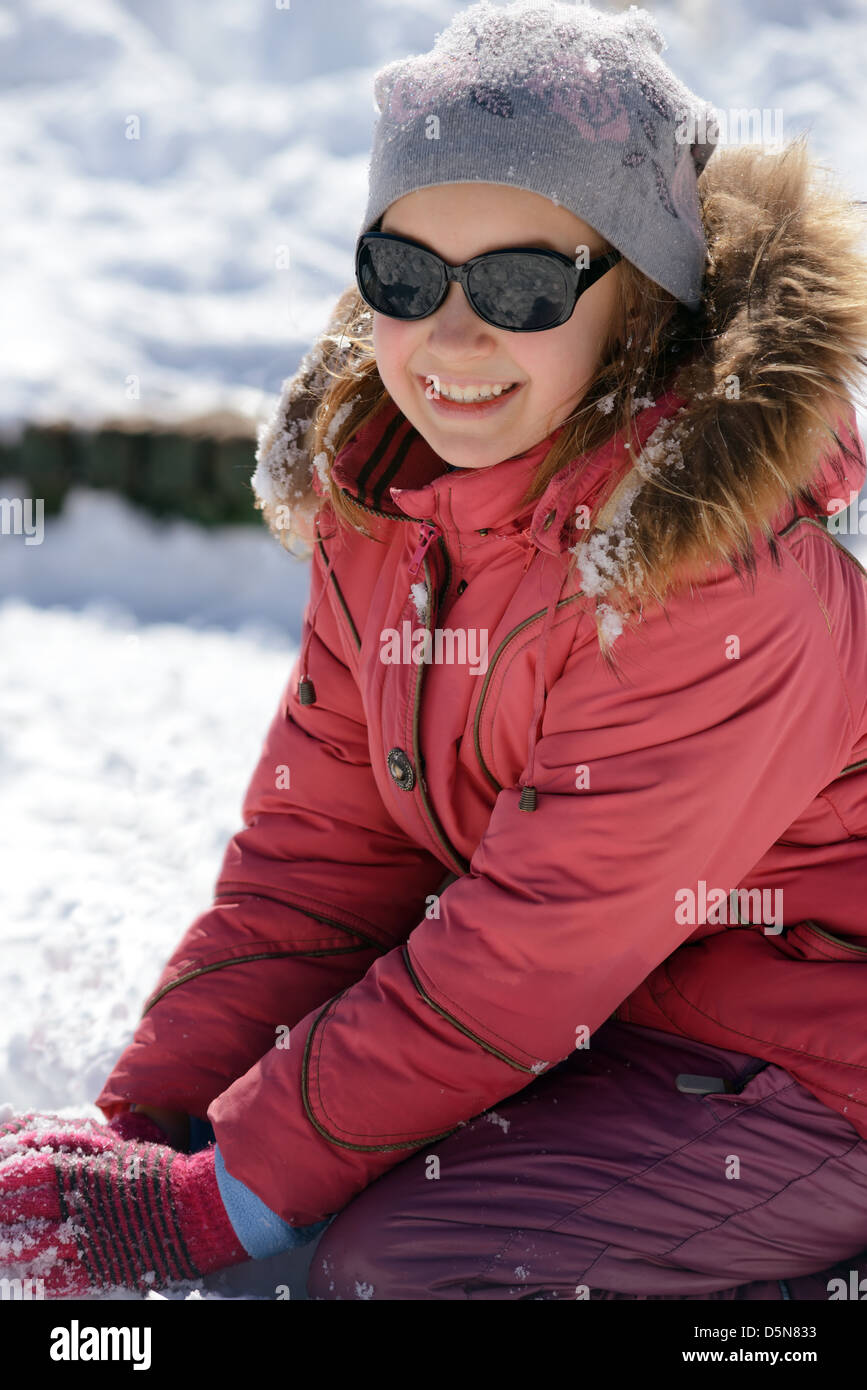 lächelndes Mädchen im Winterurlaub Stockfoto