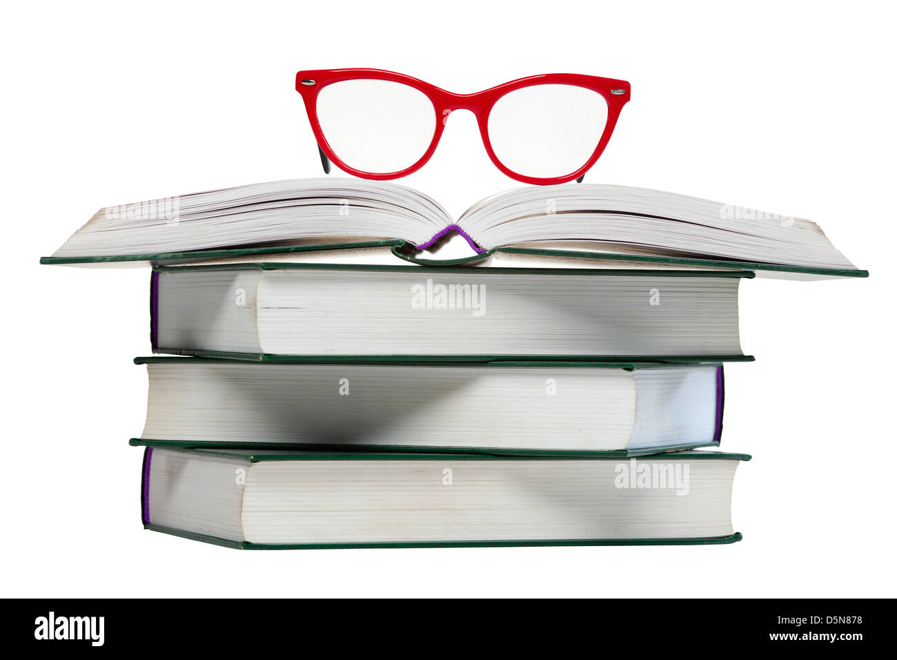 rote Brille auf offenes Buch, Haufen oder Stapel von Büchern über weißen Hintergrund isoliert Stockfoto