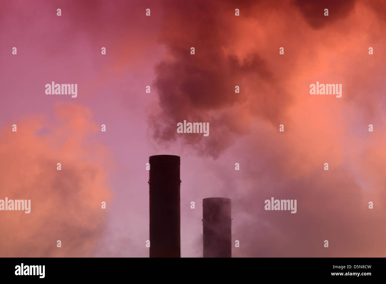 Rauchen Sie, wogende von Ferrybridge Kraftwerk Schornstein bei Sonnenaufgang Vereinigtes Königreich Stockfoto