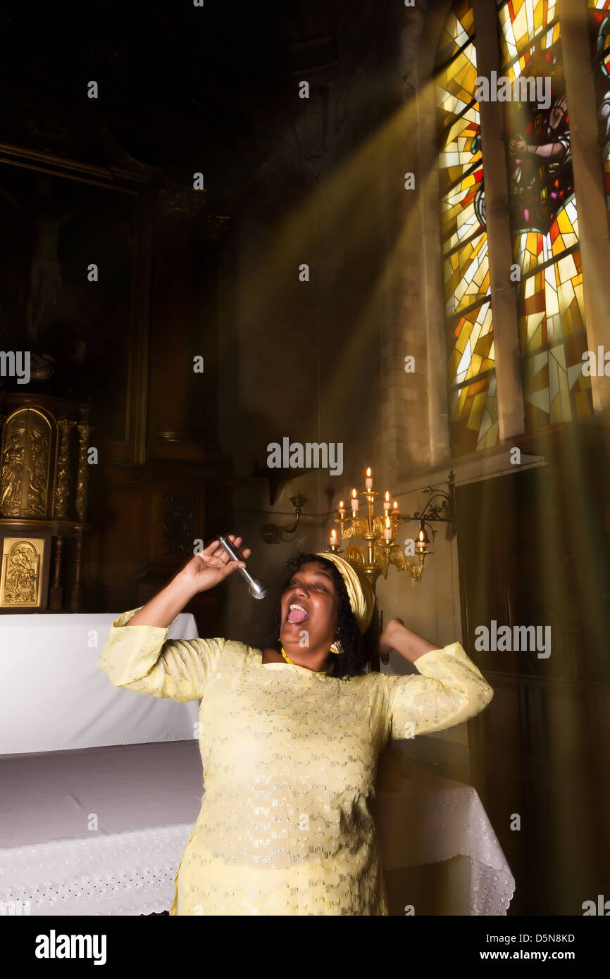 Afroamerikanischen Gospel-Sängerin in einem 17. Jahrhundert alten Kirchenraum Stockfoto