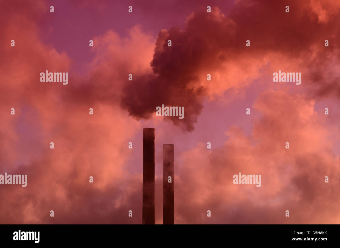 Rauchen Sie, wogende von Ferrybridge Kraftwerk Schornstein bei Sonnenaufgang Vereinigtes Königreich Stockfoto