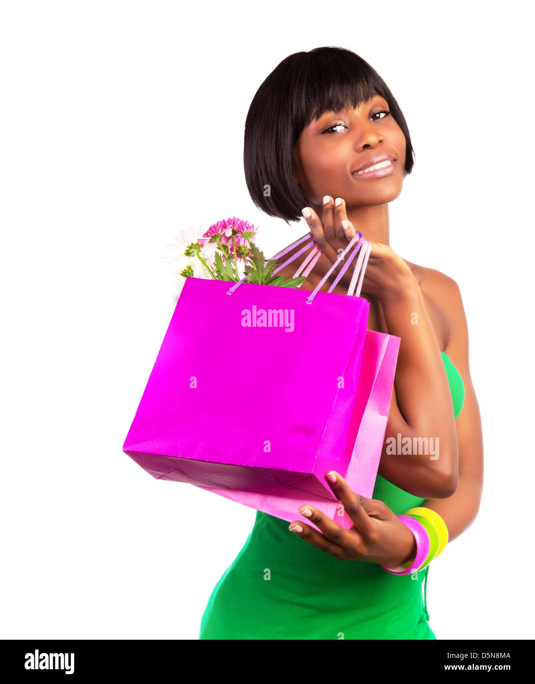 Hübsche afrikanische Frau mit rosa Einkaufstasche isoliert auf weißem Hintergrund, Papiertüte mit Blumen, Luxus-lifestyle Stockfoto