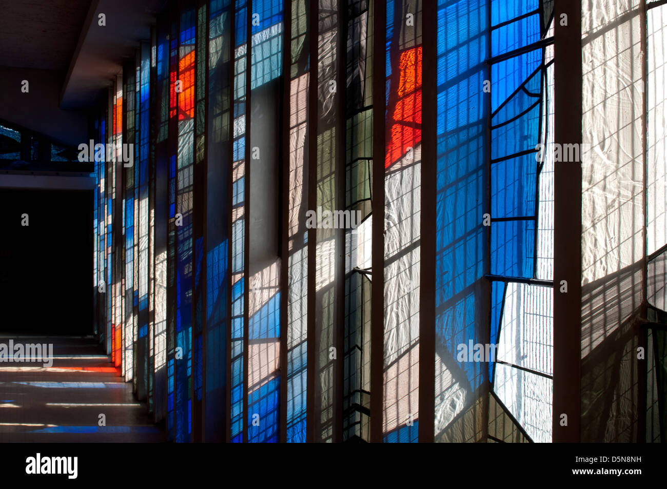 Glasmalerei in Saint Thomas mehr RC Kirche, Sheldon, West Midlands, England, UK Stockfoto