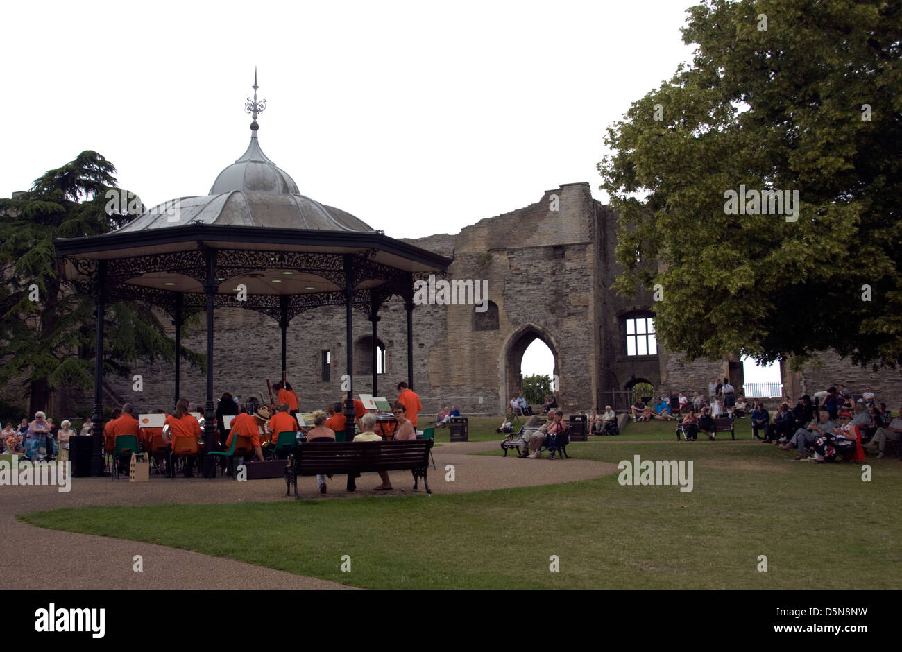 NOTTINGHAMSHIRE; NEWARK ON TRENT; ASHBY CONCERT BAND SPIELT IM SCHLOSSPARK Stockfoto