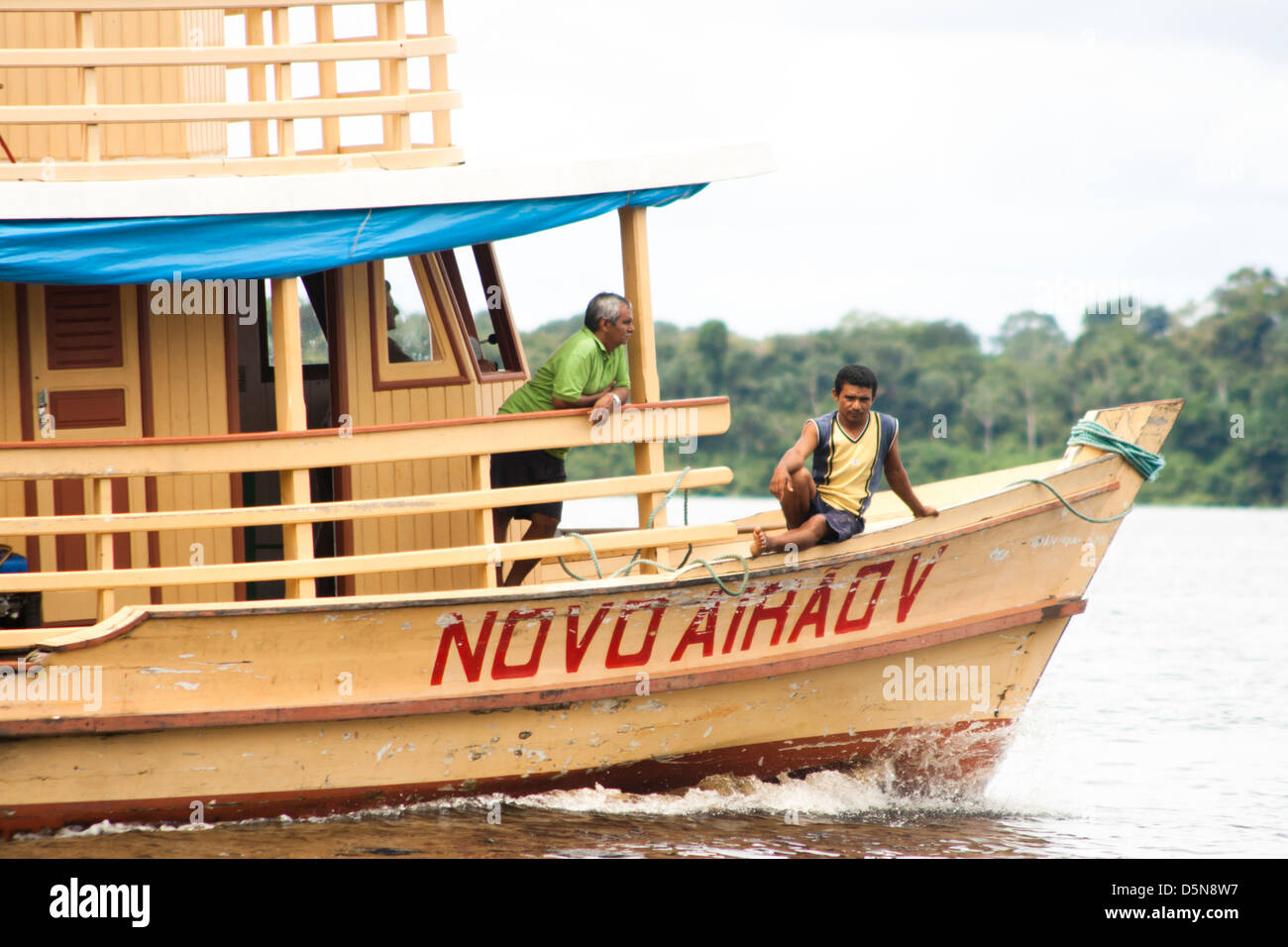 Menschen in Booten am Black River in der Nähe von Novo Airão Stadt Anavilhanas Schutzgebiet, Bundesstaat Amazonas, Brasilien Stockfoto