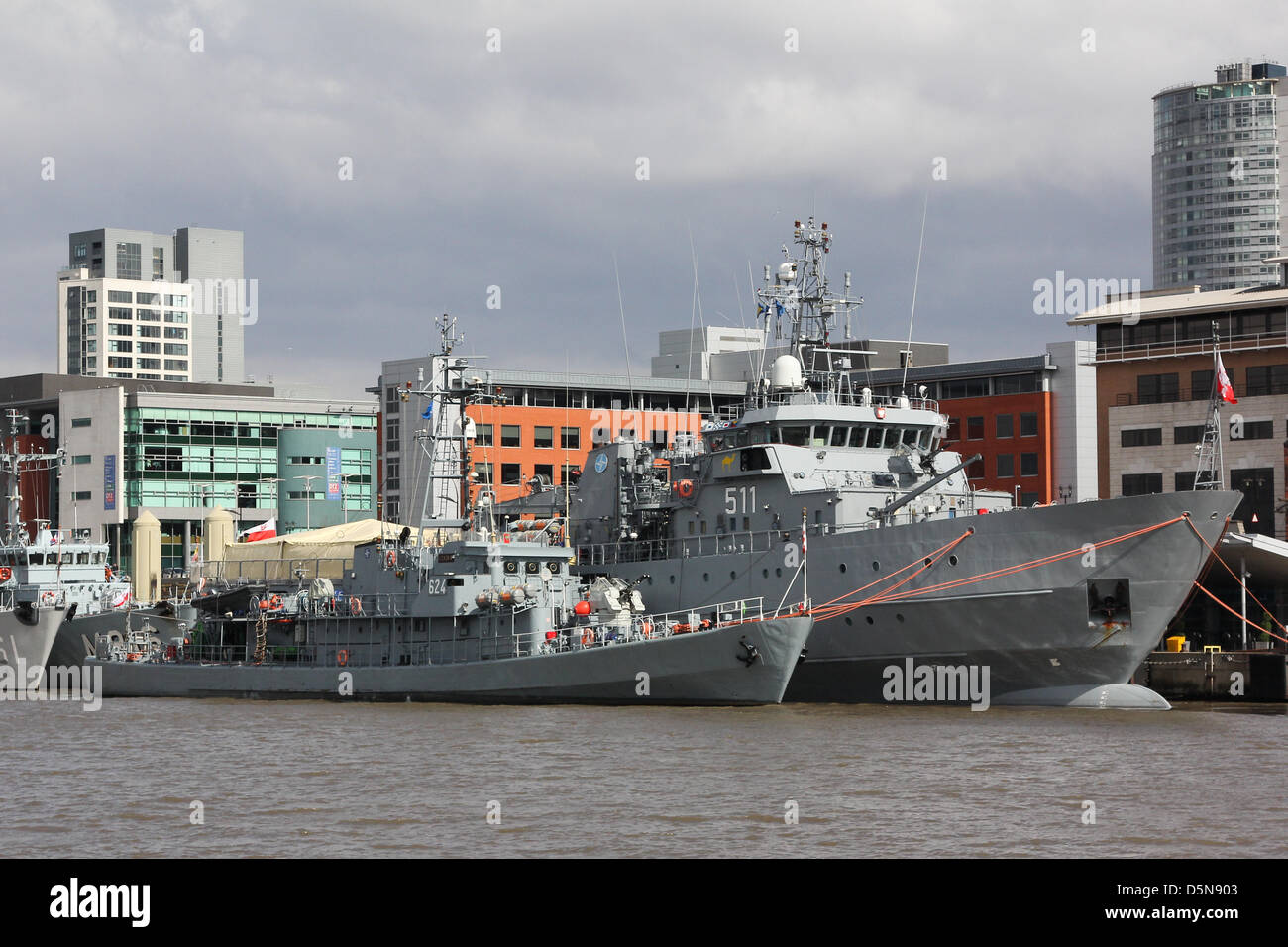 Liverpool, Vereinigtes Königreich. 5. April 2013. ORP Czernicki und ORP Czajka festgemacht am Terminal. Sieben Kriegsschiffe sind für ein Wochenendbesuch in der Stadt bei Liverpools Kreuzfahrtterminal festgemacht. Die Flotte ist Liverpool nach einer intensiven zweiwöchigen Einarbeitungszeit von Zeebrugge in Belgien, bevor die Gruppe mehr als zwei Dutzend Kriegsschiffe, 40 Flugzeuge verbindet und Truppen aus der ganzen Welt für einen großen 11-tägigen multi-nationalen Bewegung 'Joint Warrior' Besuch. Bildnachweis: Christopher Middleton / Alamy Live News Stockfoto