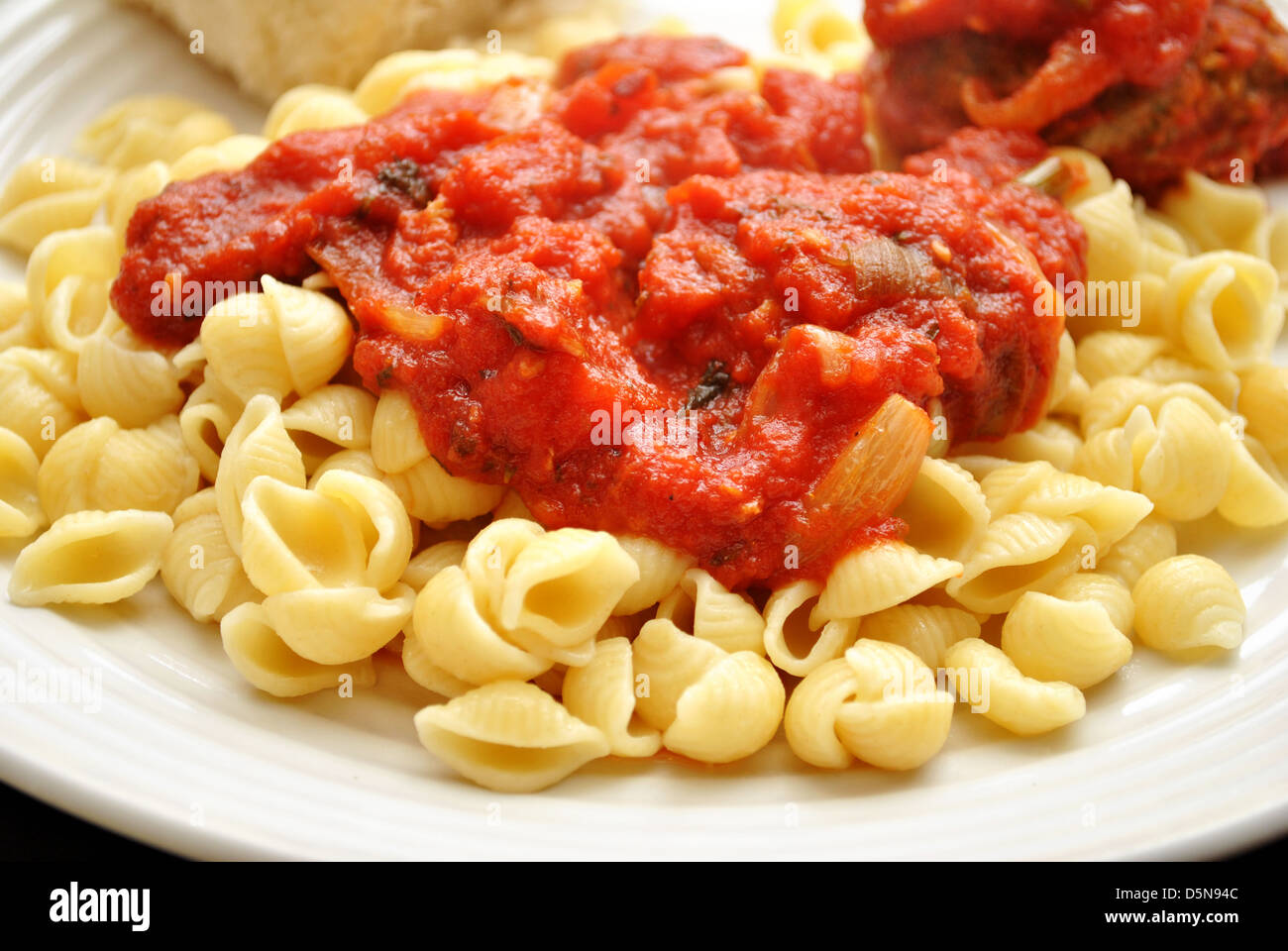 Muschel-Nudeln mit Tomatensauce Stockfoto