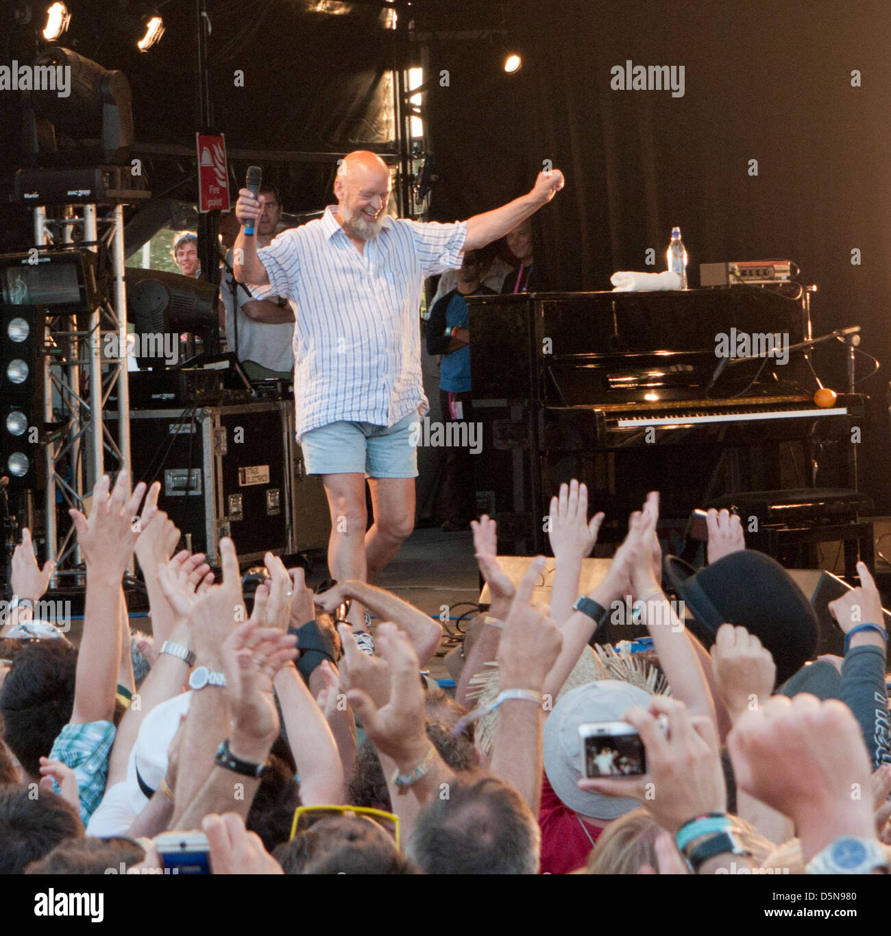 Michael Eavis begrüßt Menschen auf dem Glastonbury Festival Stockfoto