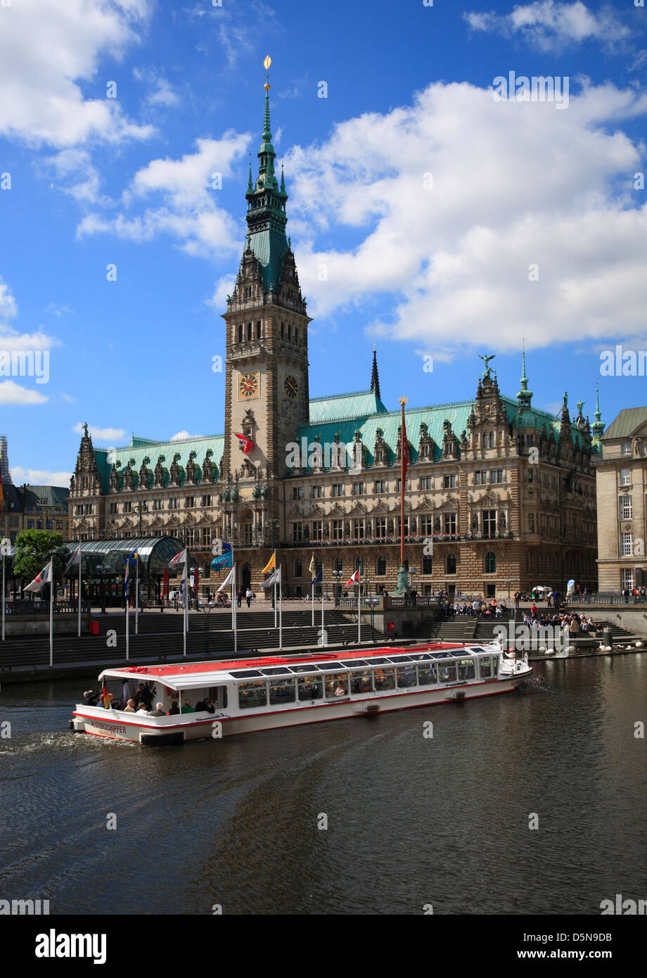 Blick von den Alsterarkaden zum Rathaus, Hamburg, Deutschland Stockfoto