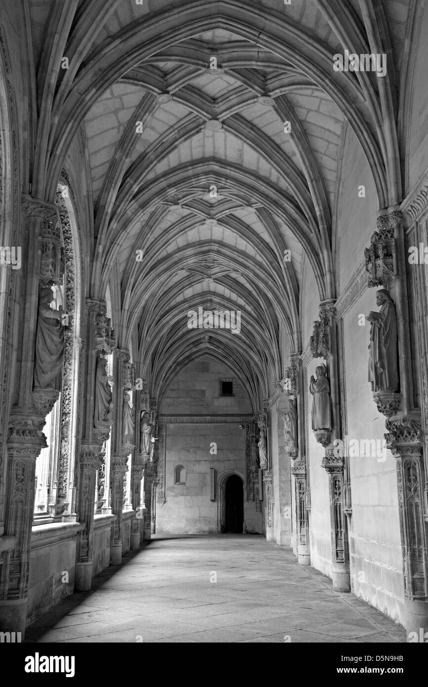 TOLEDO - März 8: Gotische Atrium des Monasterio San Juan de Los Reyes oder Kloster des Heiligen Johannes der Könige Stockfoto