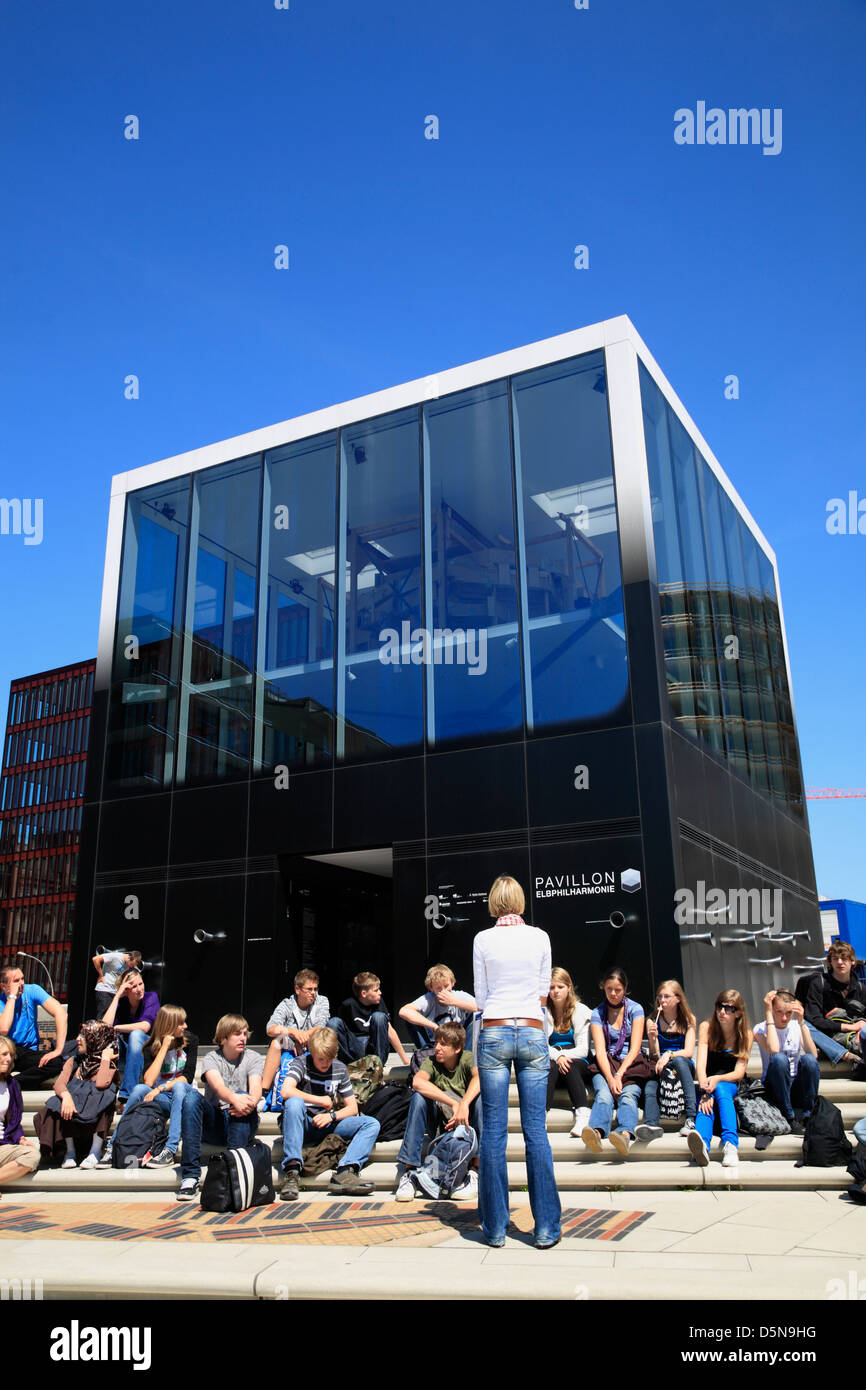 HafenCity, Magellanterrassen, geführte Tour am Elbphilharmonie-Pavillon, Hamburg, Deutschland Stockfoto