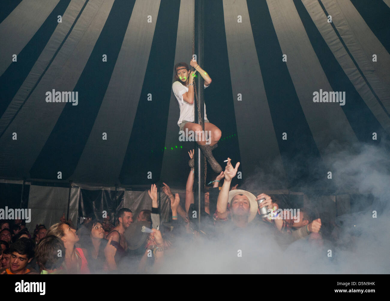Menschen schwärmen in einem Tanz-Zelt in Großbritannien Stockfoto