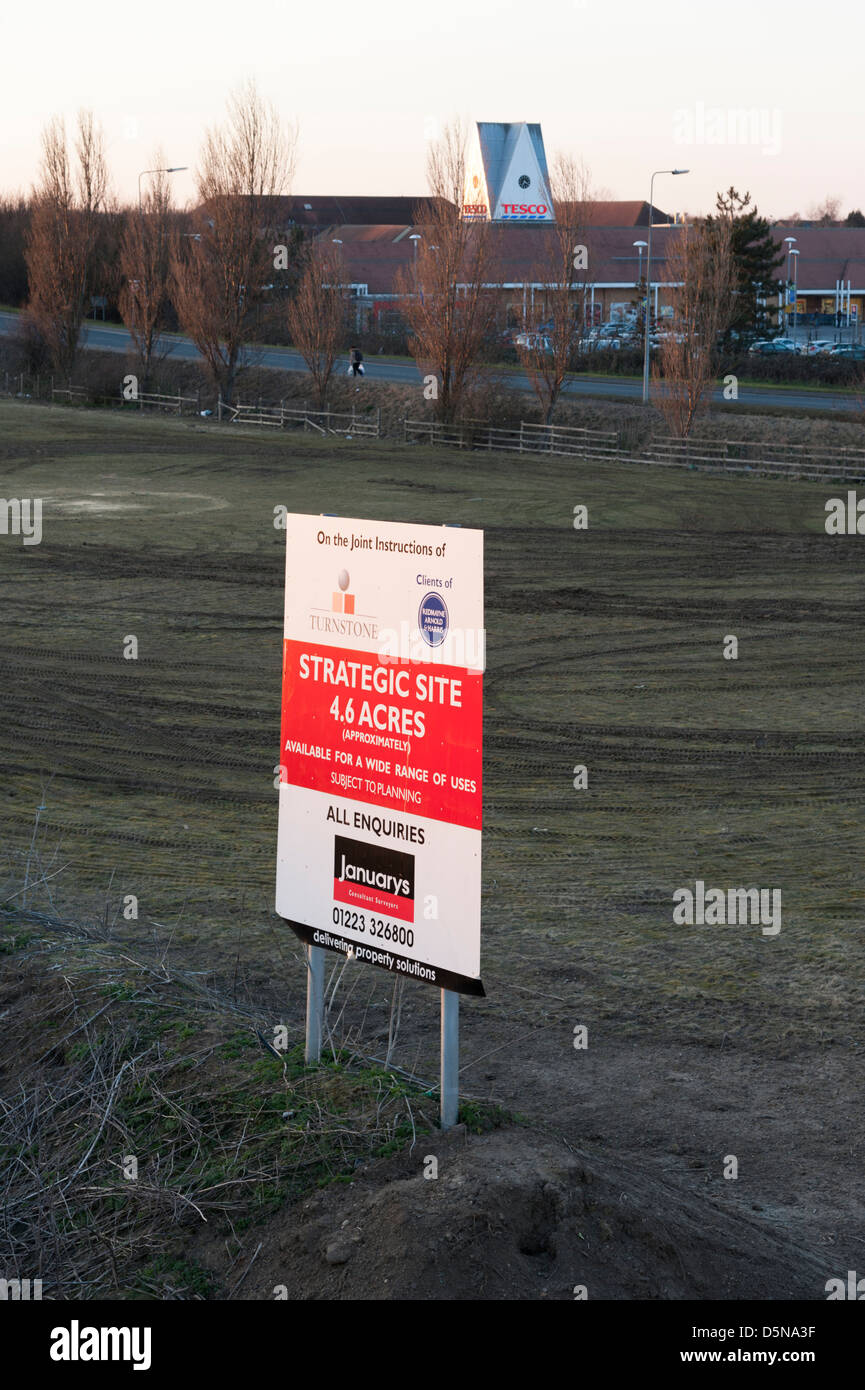 Ein Grundstück von Baugrundstücken für Verkauf bei Cambridge UK mit für Verkauf Board annonciert Stockfoto