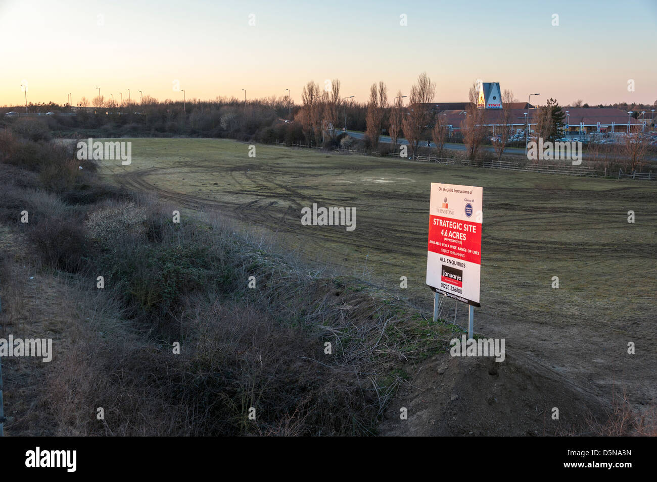 Ein Grundstück von Baugrundstücken für Verkauf bei Cambridge UK mit für Verkauf Board annonciert Stockfoto