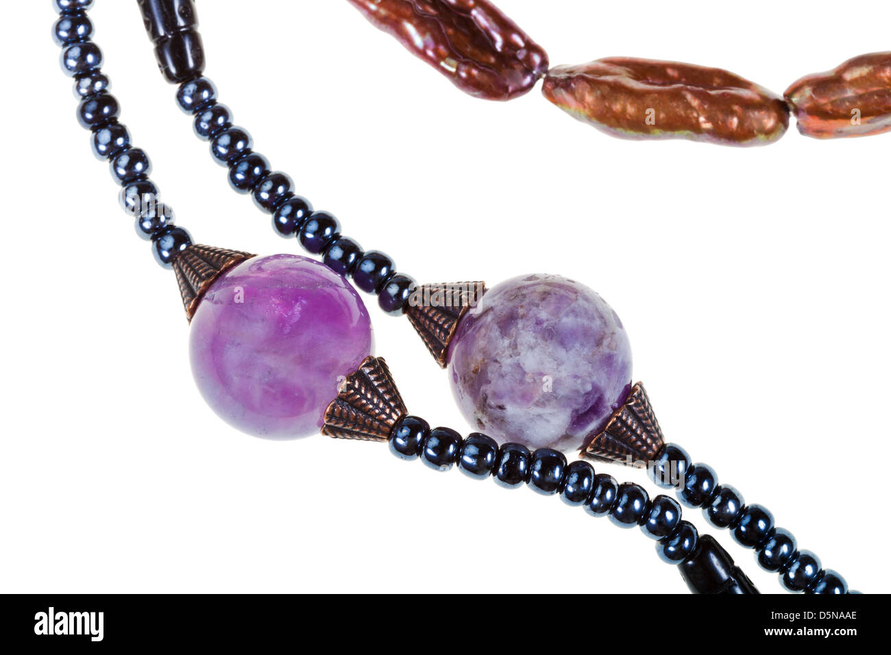 Amethyst, keramische Perlenschnüre handgemachte Frau Halskette isoliert auf weißem Hintergrund Stockfoto